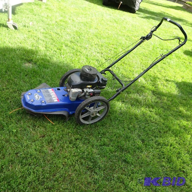 lot 62 image: Mack ST622 lawn trimmer, cycle motor. Model 9...