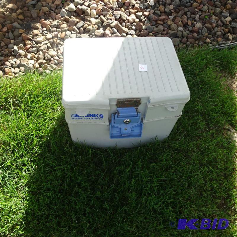 lot 64 image: Brinks Fire safe. No key...