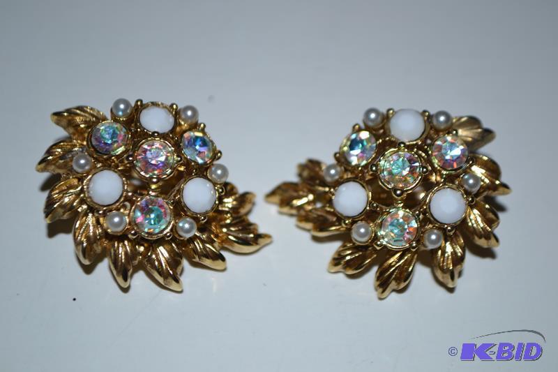 lot 107 image: Vintage Oscar De&nbspla Renta Jeweled Clip o...