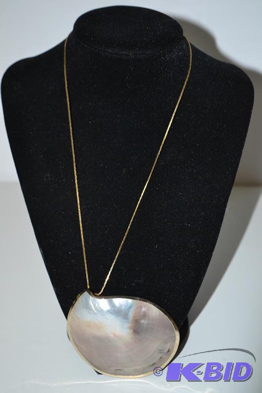 lot 116 image: Mother of Pearl Large pendent on single chain...