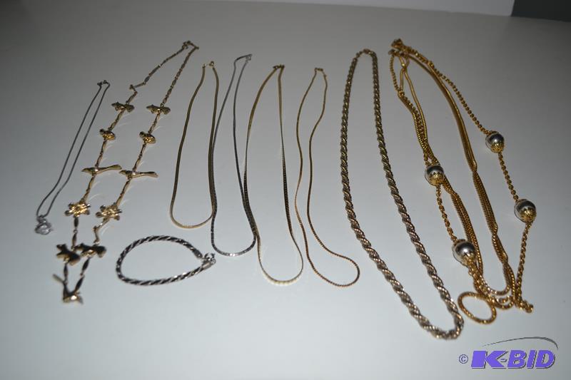 lot 119 image: Lot of Vintage necklaces one is Monet, ...