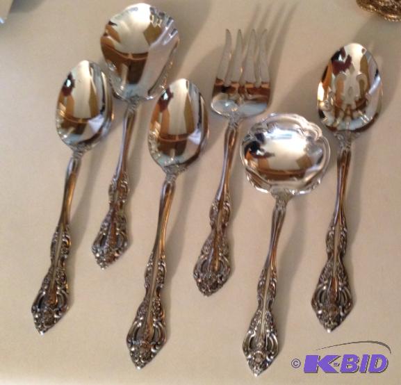 lot 137 image: Oneida stainless silverware serving Pieces Mi...