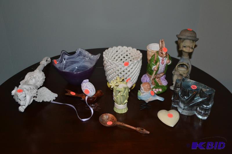 lot 143 image: Lot of Misc. Collectibles   Star shaped glass...