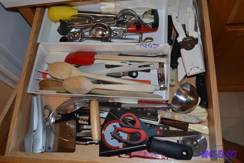 lot 144 image: Drawer full of kitchen utensils and knives Ye...
