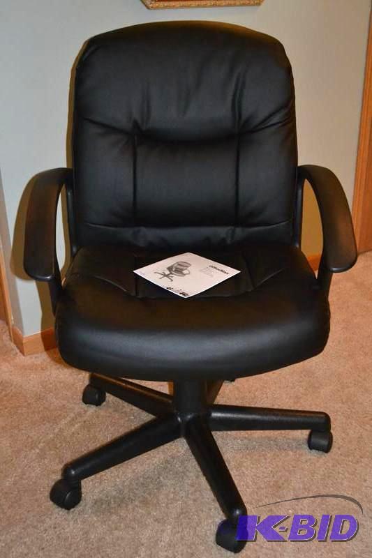 lot 145 image: Office Max glee II executive chair very nice ...