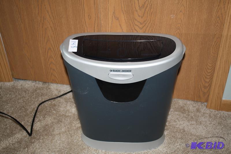 lot 148 image: Black & Decker Shredder CC1000...