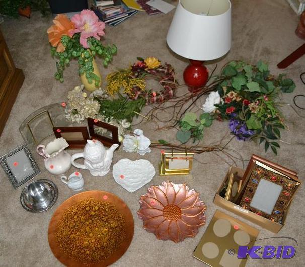 lot 159 image: Large lot of misc. items- Vintage Ceramic Che...