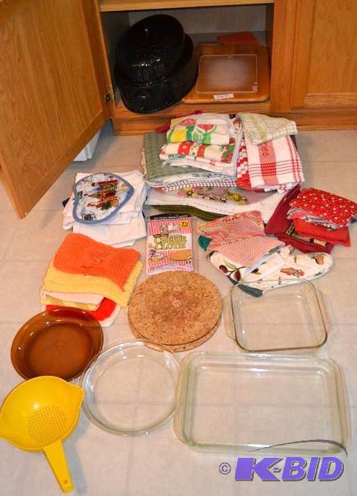 lot 167 image: Lot of Kitchen Items including Linens and ho...