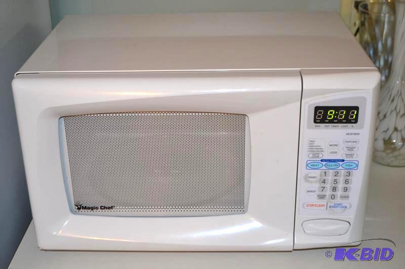 lot 170 image: White Magic Chef Microwave 800 Watts Model #M...