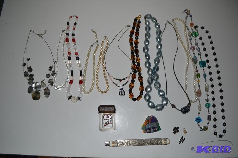 lot 172 image: Lot of misc. jewelry including Sarah Coventry...