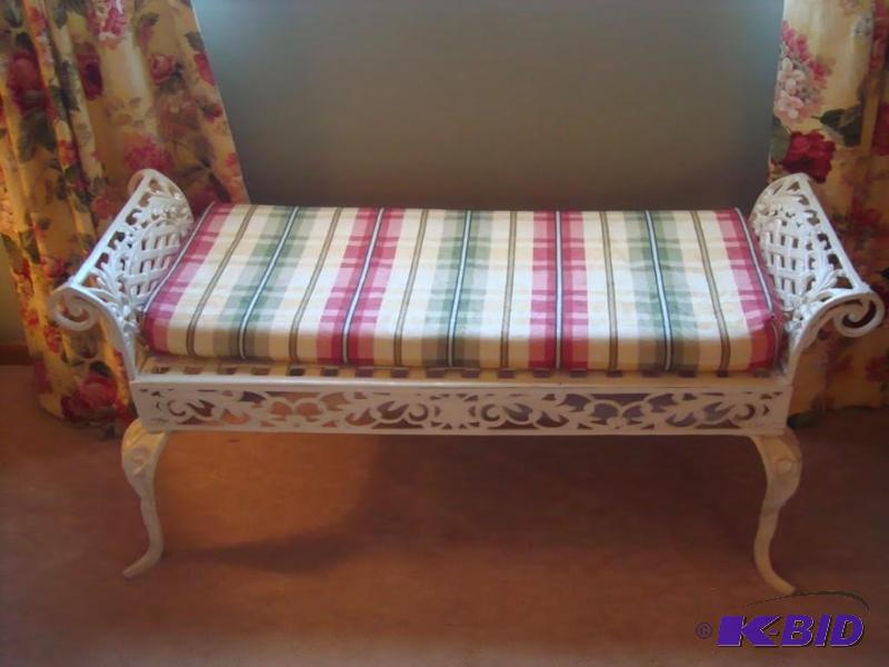 lot 177 image: Beautiful Sitting bench with cushion.. Matche...