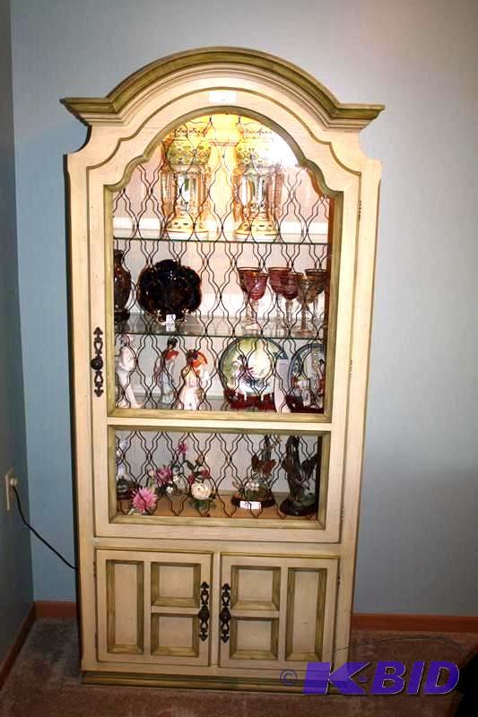 lot 2 image: Beautiful Lighted Curio Cabinet, 3 glass shel...
