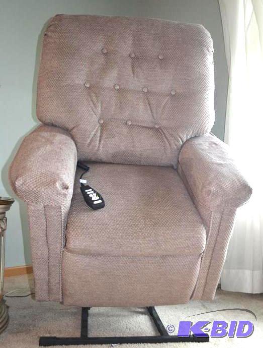 lot 4 image: Pride Gl-358P&nbsppower Lift chair.Heats &am...