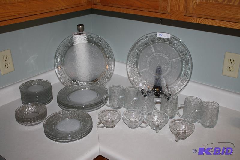 lot 51 image: Princess House Frosted Floral Poinsettias Wed...