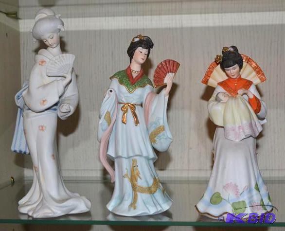 lot 55 image: Collectible Chinese porcelain figurines   Lad...