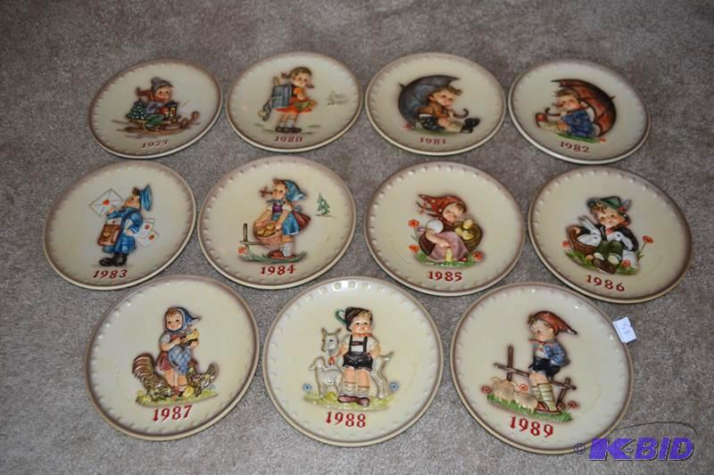 lot 58 image: M.J. Hummel Annual Plates Collection   5th An...