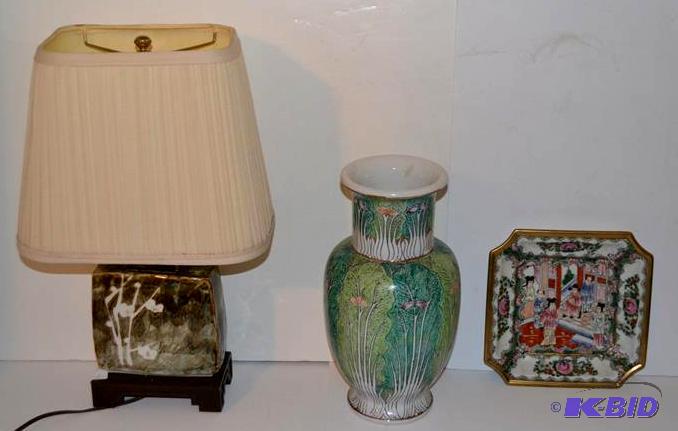 lot 77 image: 3 Japanese porcelain pieces   Lamp with decor...