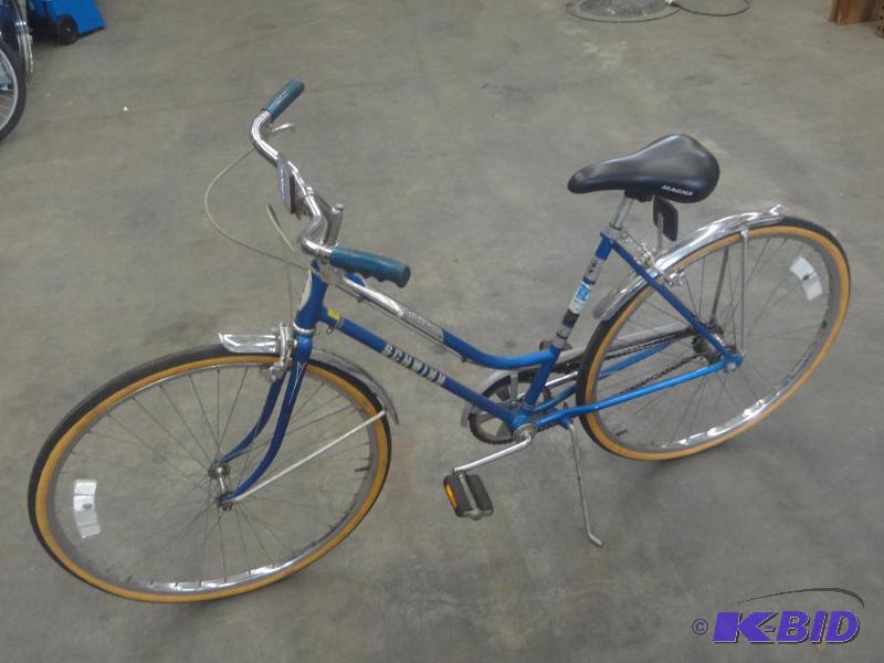 Antique Schwinn Collegiate-3 Bicycle...
