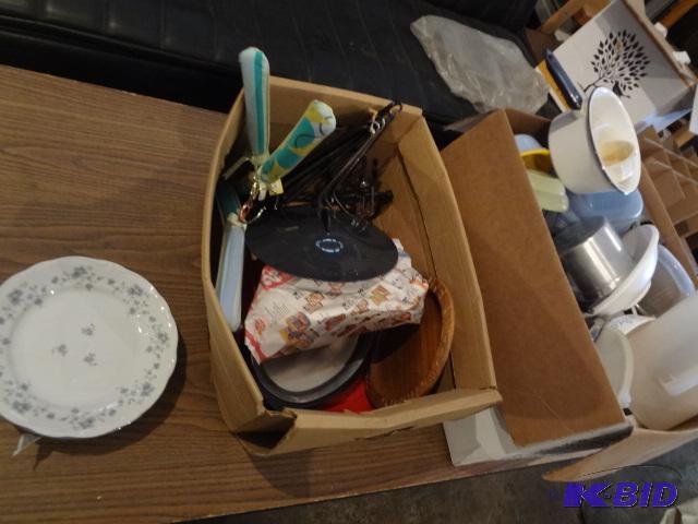 lot 118 image: Dehaviland Plates and plastic stuffs...