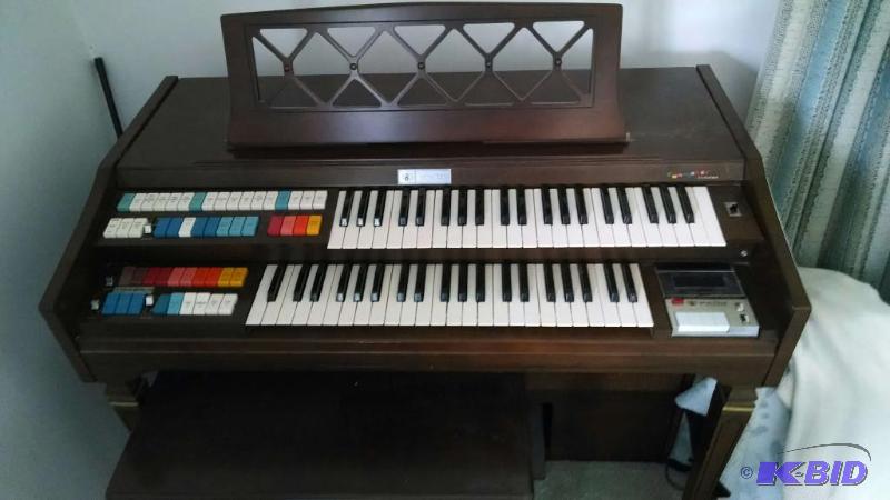 lot 148 image: Electric Organ, this item has a minimum bid o...