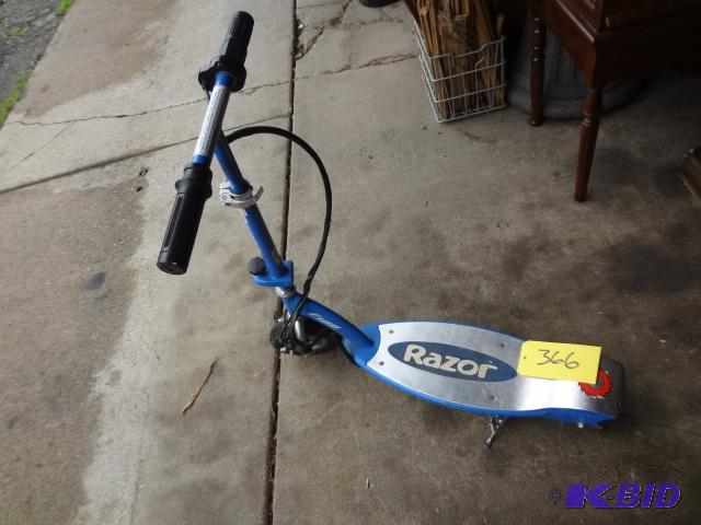 lot 366 image: Electric Razor Scooter...