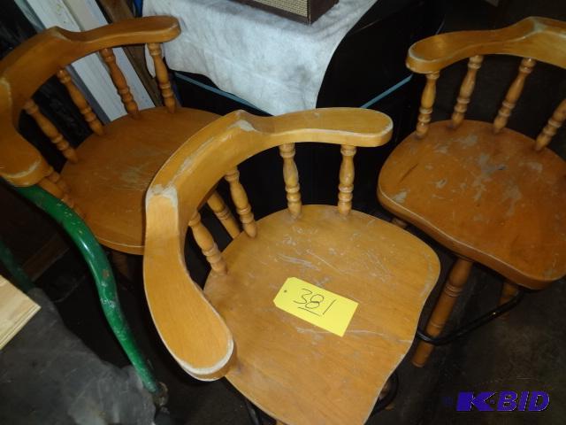 lot 381 image: (3) Oak Bar stools wswivels...