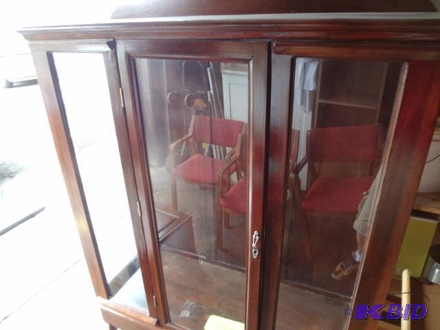 lot 388 image: Glass Cabinet, 3 shelves not mounted...
