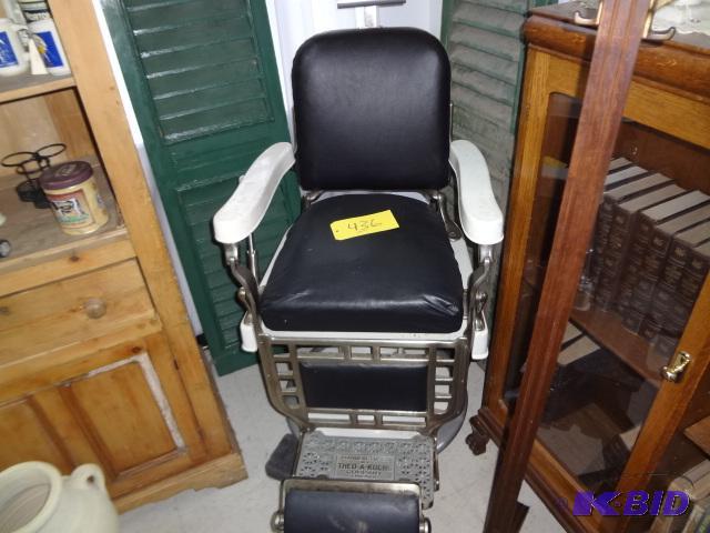 lot 436 image: Barber Chair, the real thing, this chiar spen...