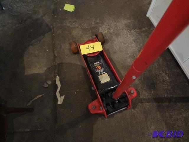 lot 44 image: 3 Ton Service Jack...