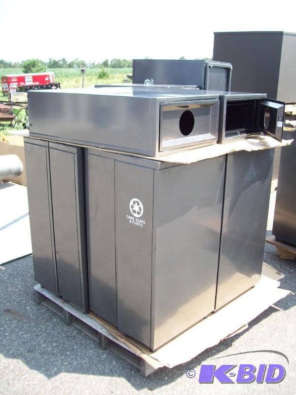 Metal garbage cans -(12) lot b...
