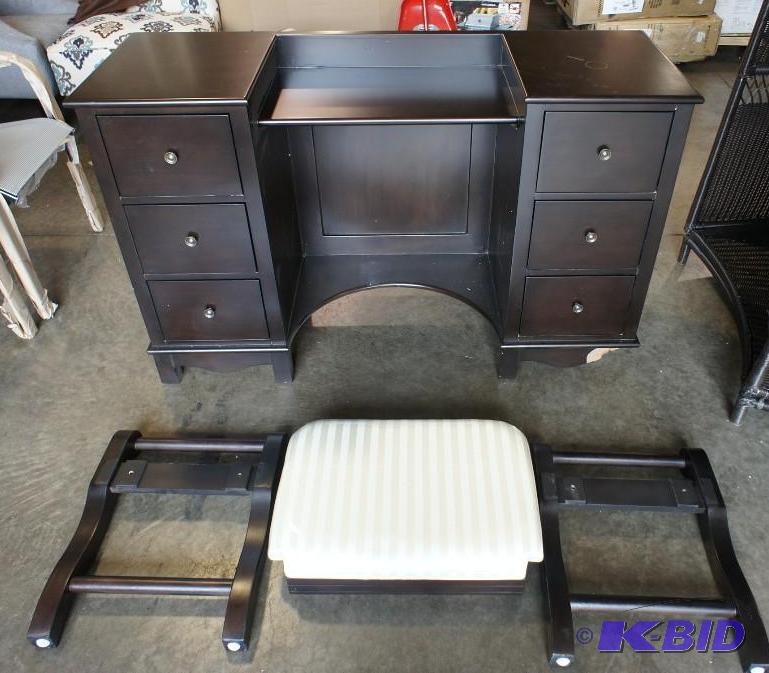 Bedroom Vanity Set. Right Leg Need Some Repai...