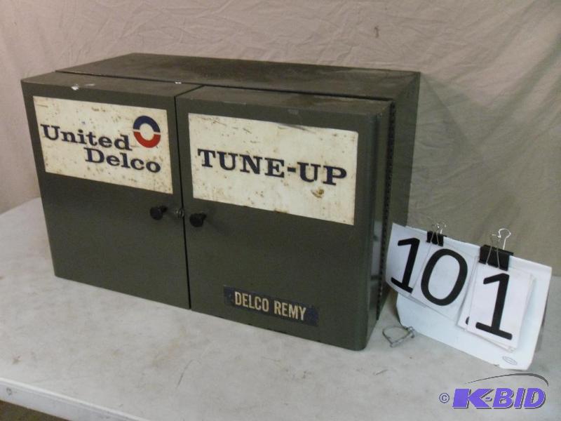 lot 101 image: Metal Wall Hanging Garage  Shop Cabinet. 2 D...