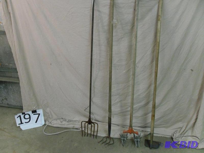 lot 197 image: Lot of Assorted Long Handle Tools. 6 Tine Spe...