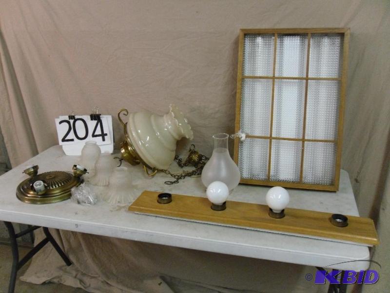 lot 204 image: Lot of Assorted Light Fixtures....