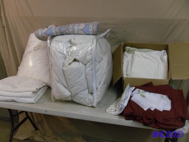 lot 238 image: Lot of Assorted Blankets and Sheets. Large Do...