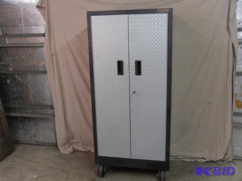 lot 8 image: Tall Diamond Plate Gladiator Rolling Cabinet....