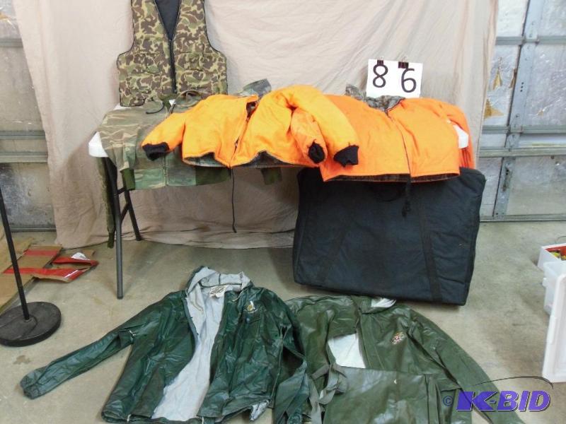 lot 86 image: Hunting and fishing. Life jacket, 2 reversibl...
