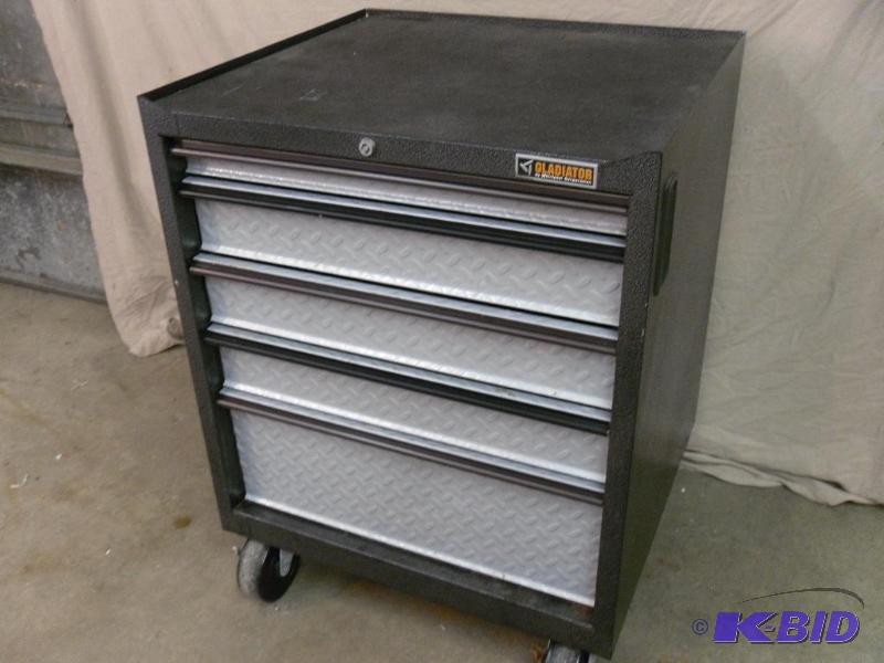lot 9 image: Gladiator 5 Drawer Rolling Toolbox. Ball Bear...