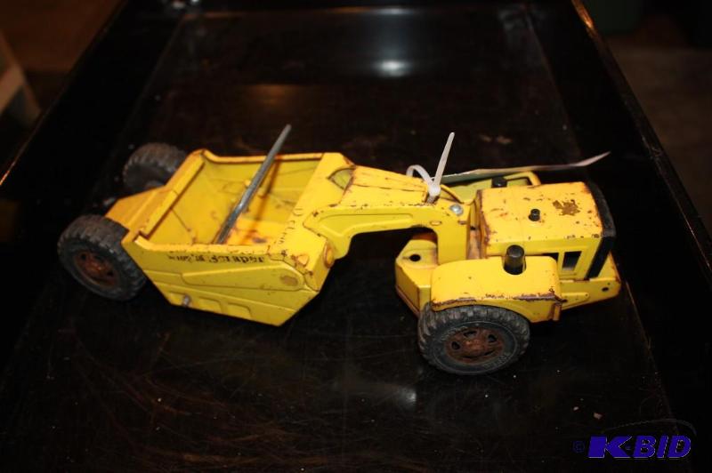 lot 102 image: Tonka toy tractor...