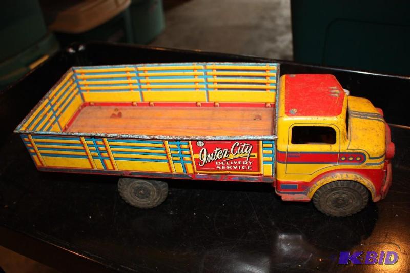 lot 105 image: Inter-City Delivery Service toy truck...