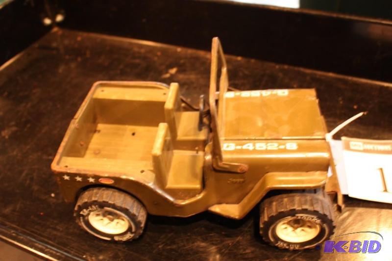 lot 106 image: G-452-8 toy jeep...