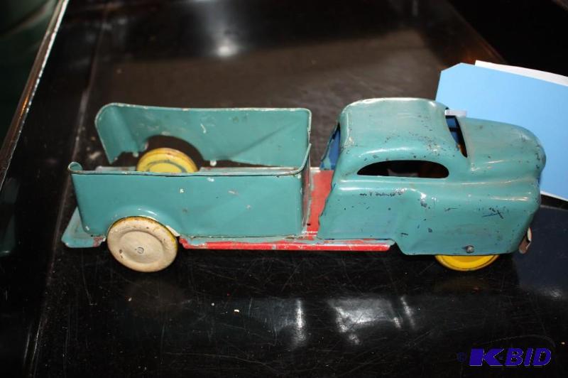 lot 117 image: A vintage green metal toy truck...