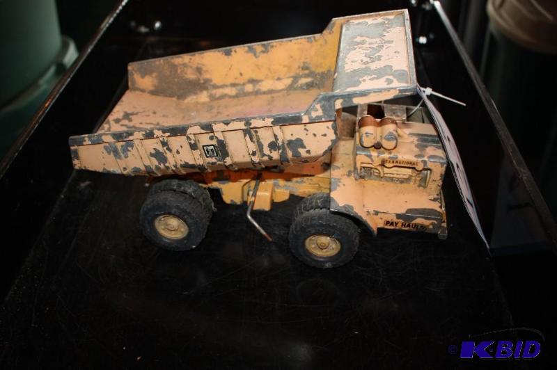 lot 122 image: International pay hauler dump truck toy...