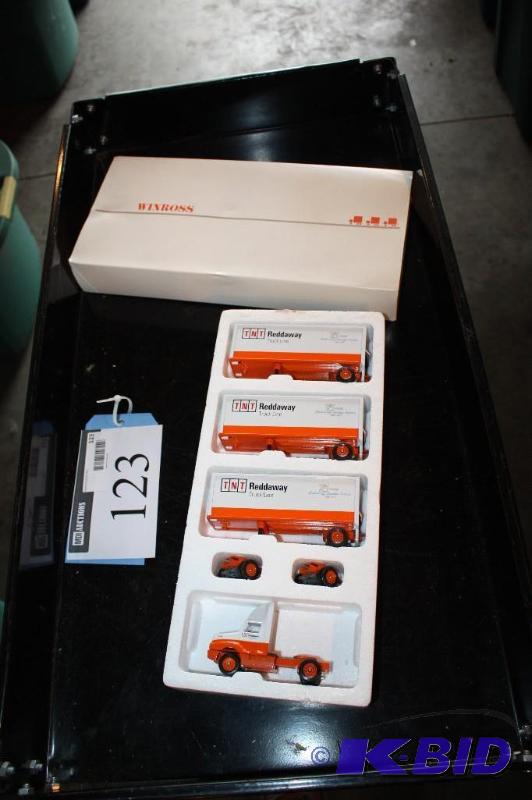 lot 123 image: Winross&nbspsemi truck with trailers set 16...