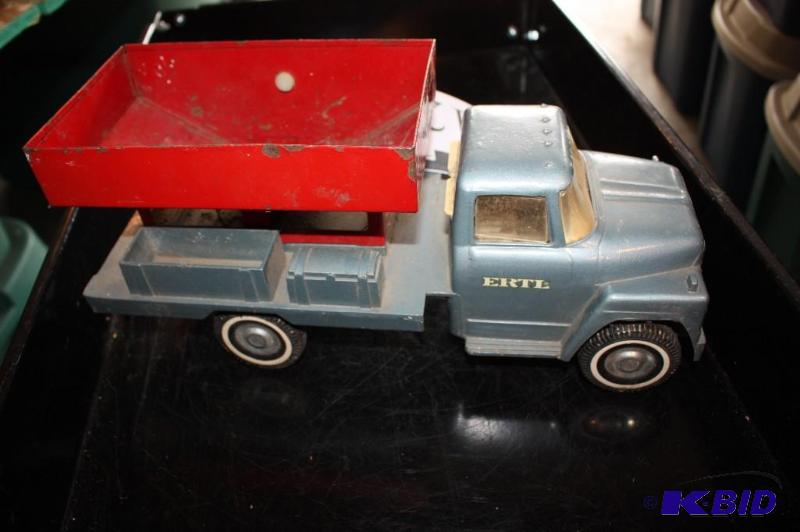 lot 128 image: Ertl&nbspmetal toy truck...