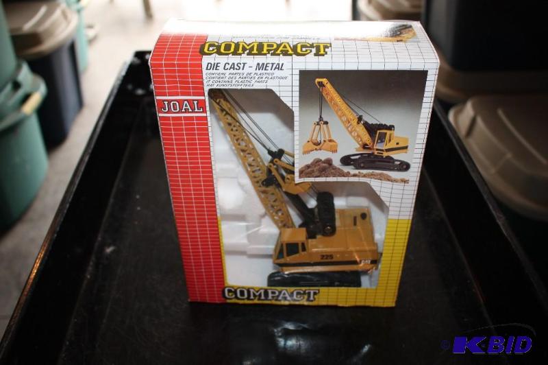 lot 130 image: Compact Caterpillar 225 excavator tractor...