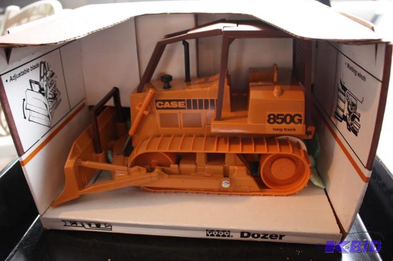 lot 152 image: Case 850G&nbspdozer die-cast metal tractor 1...