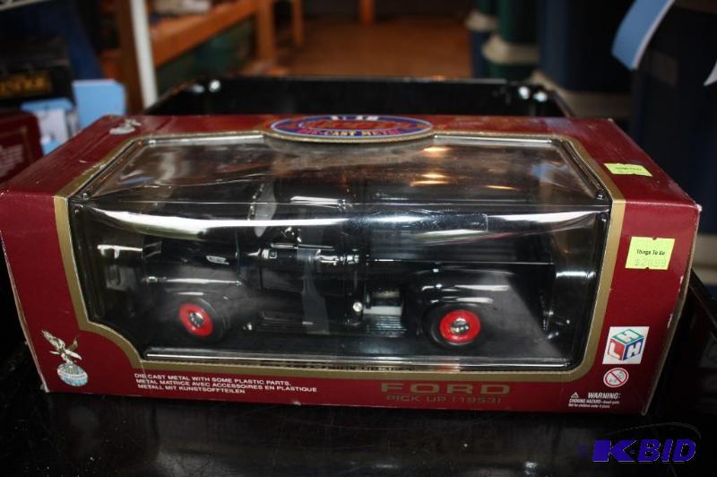 lot 159 image: Ford die-cast metal pick up 1953 truck 118 s...