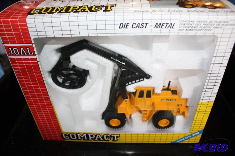 lot 161 image: Compact Volvo BM L160 die-cast metal tractor...