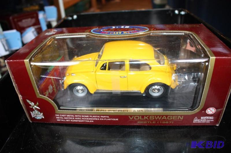 lot 175 image: Volkswagen die-cast metal beetle 1967 118 sc...